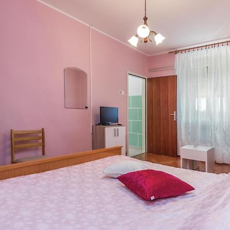 Cozy Apartment In Pican With Kitchen Екстер'єр фото