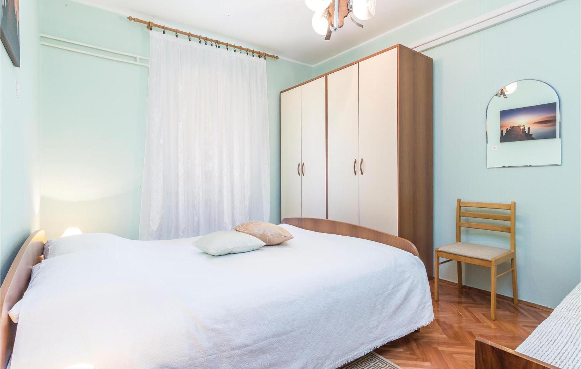 Cozy Apartment In Pican With Kitchen Екстер'єр фото