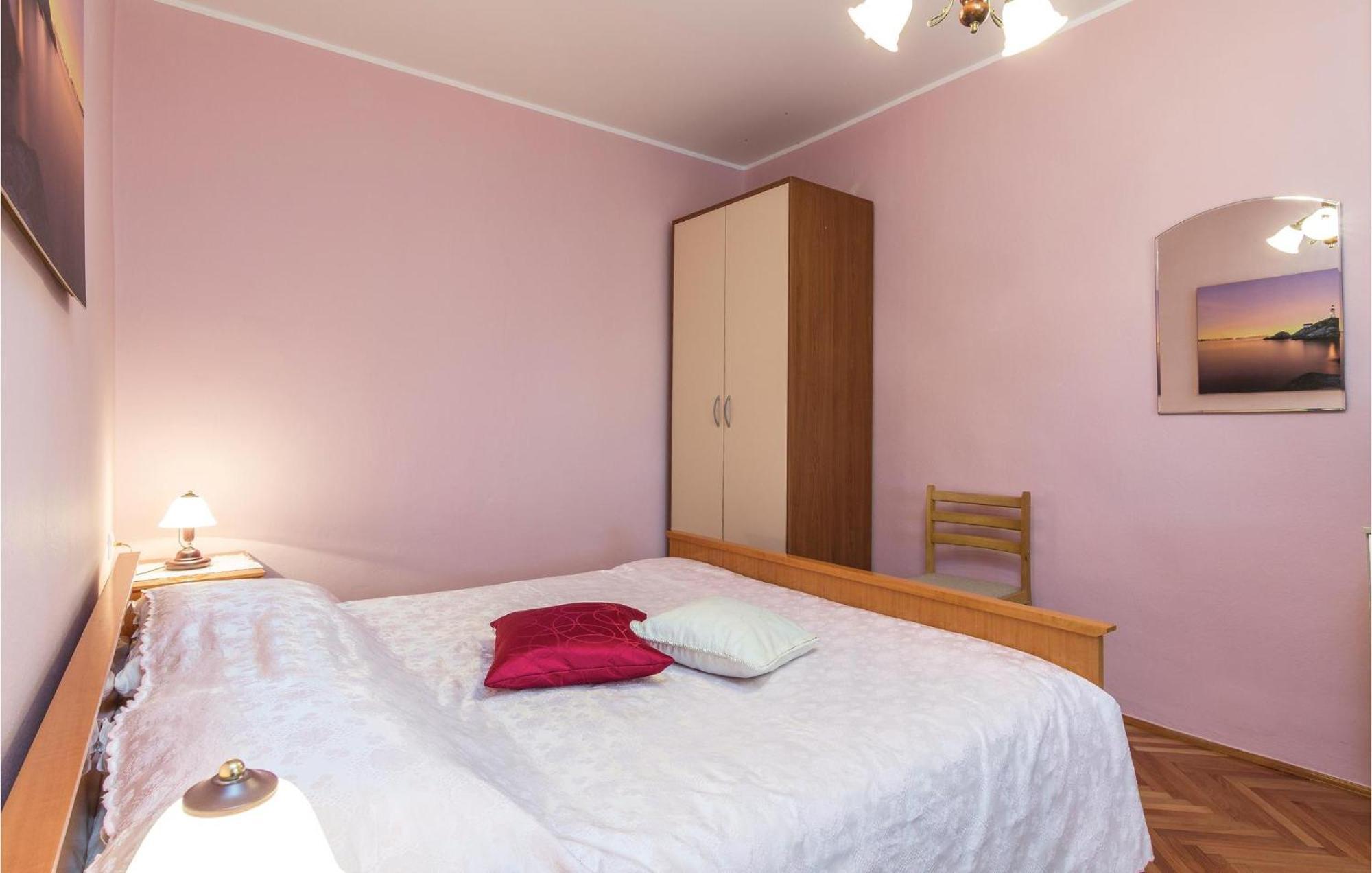 Cozy Apartment In Pican With Kitchen Екстер'єр фото