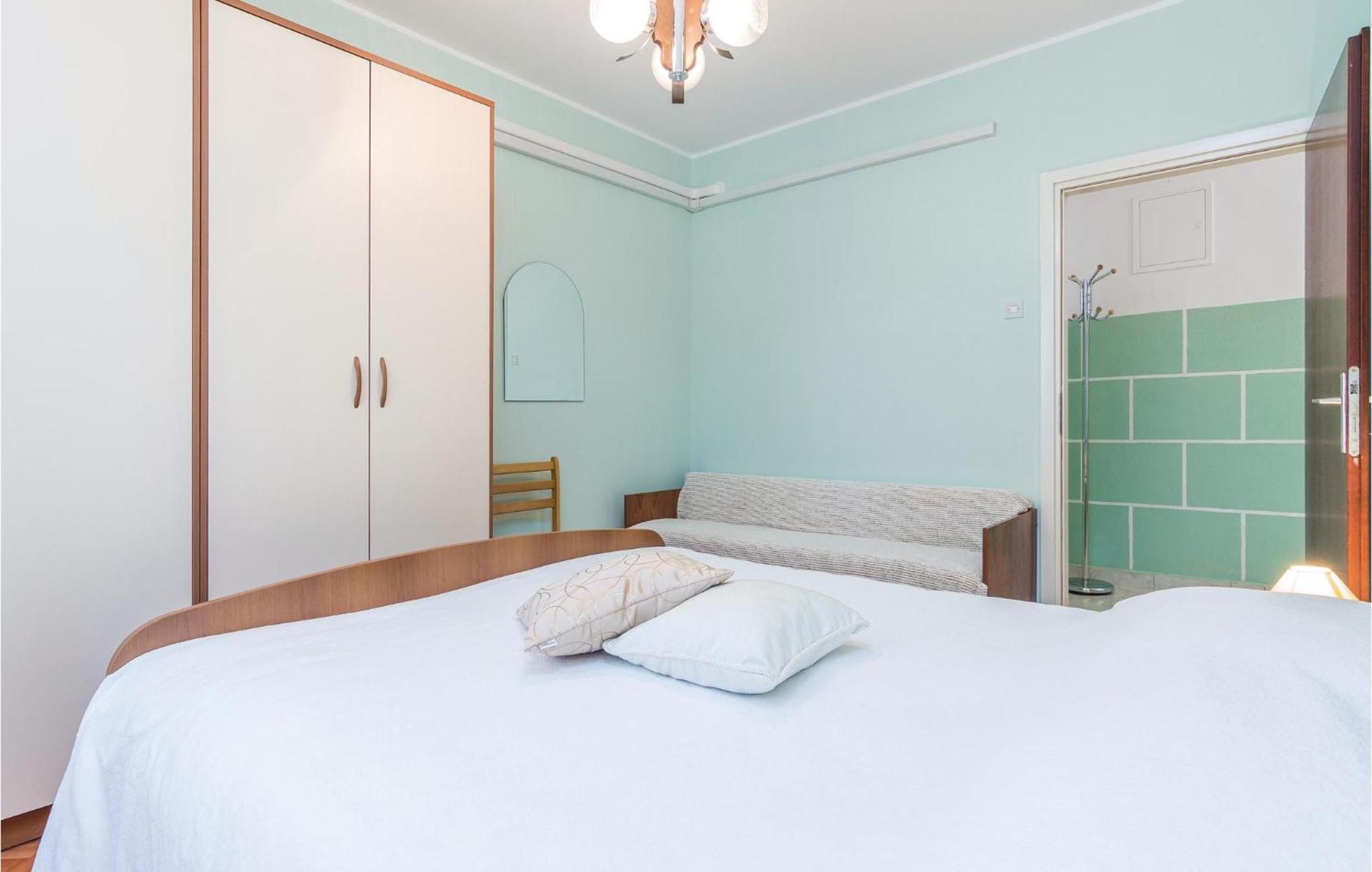 Cozy Apartment In Pican With Kitchen Екстер'єр фото