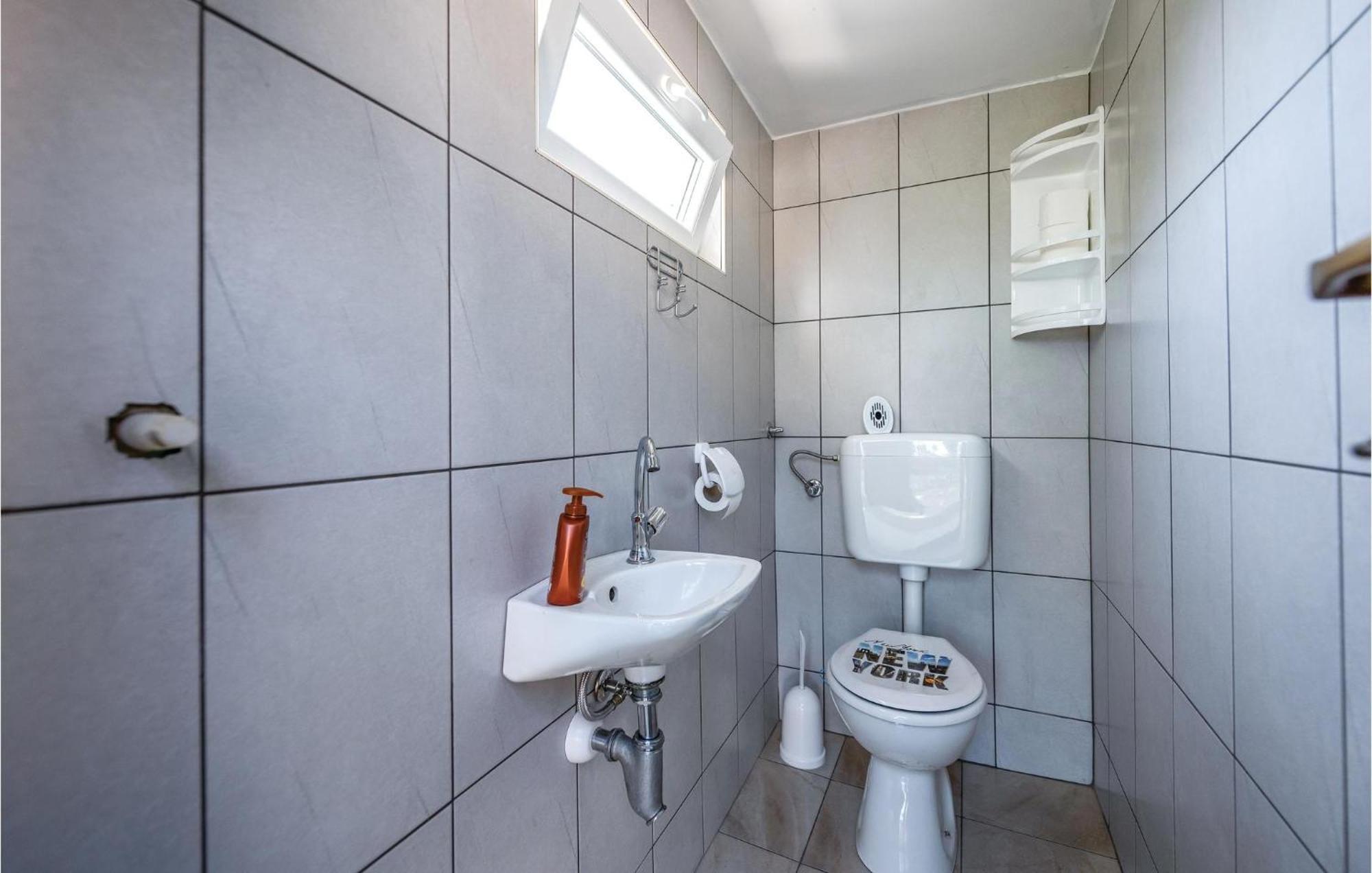 Cozy Apartment In Pican With Kitchen Екстер'єр фото