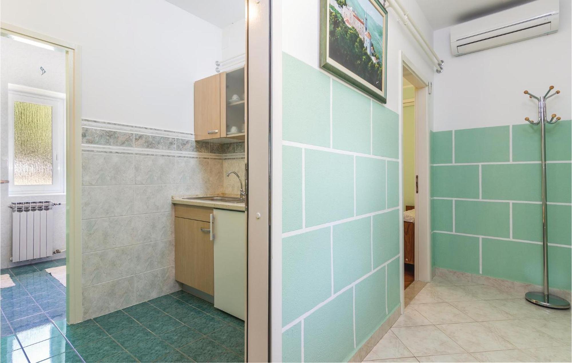 Cozy Apartment In Pican With Kitchen Екстер'єр фото